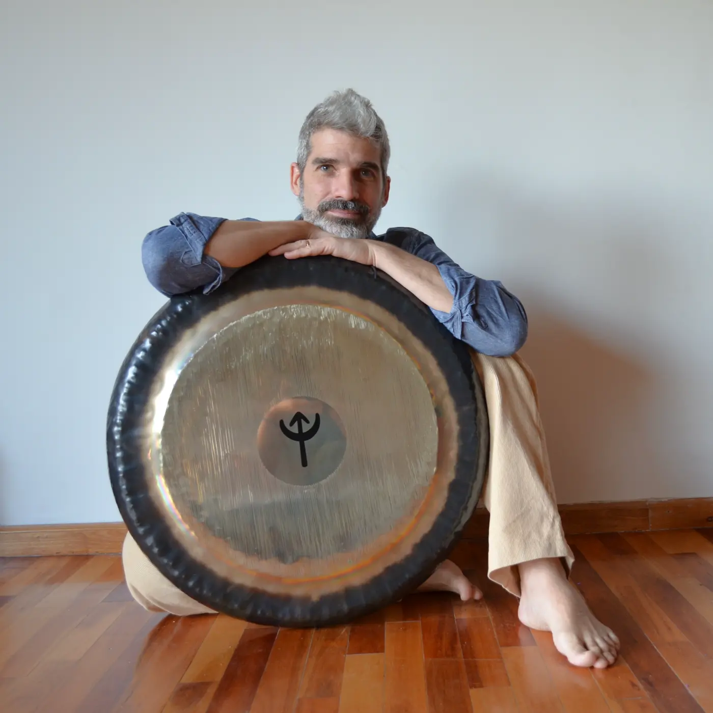 Última toma de Marce, retrato completo con fondo limpio
